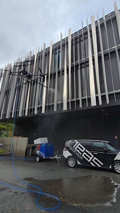 Vask med dronevask og rent vann