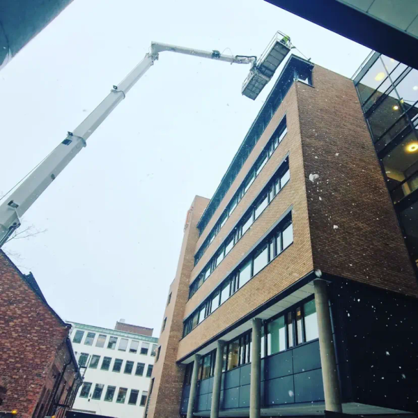 Fasadevask med lift i snø
