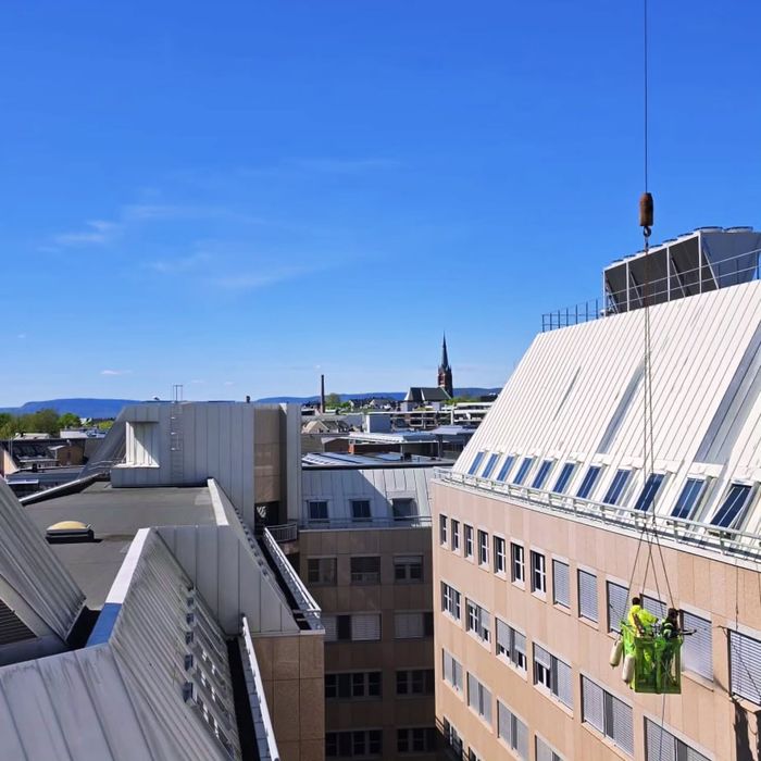 Vindusvask fra gondol med Oslo-panorama