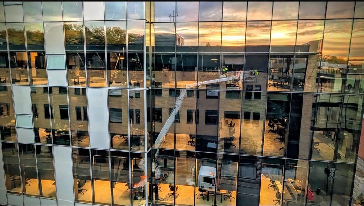 Vindusvask fra lift – solnedgang